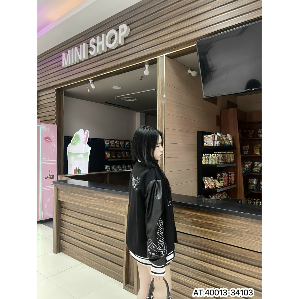 Áo khoác Boomber L V  thêu xù logo màu sắc cao cấp sau lưng thêu xù logo hình hoạ tiết sang trọng phối viền màu