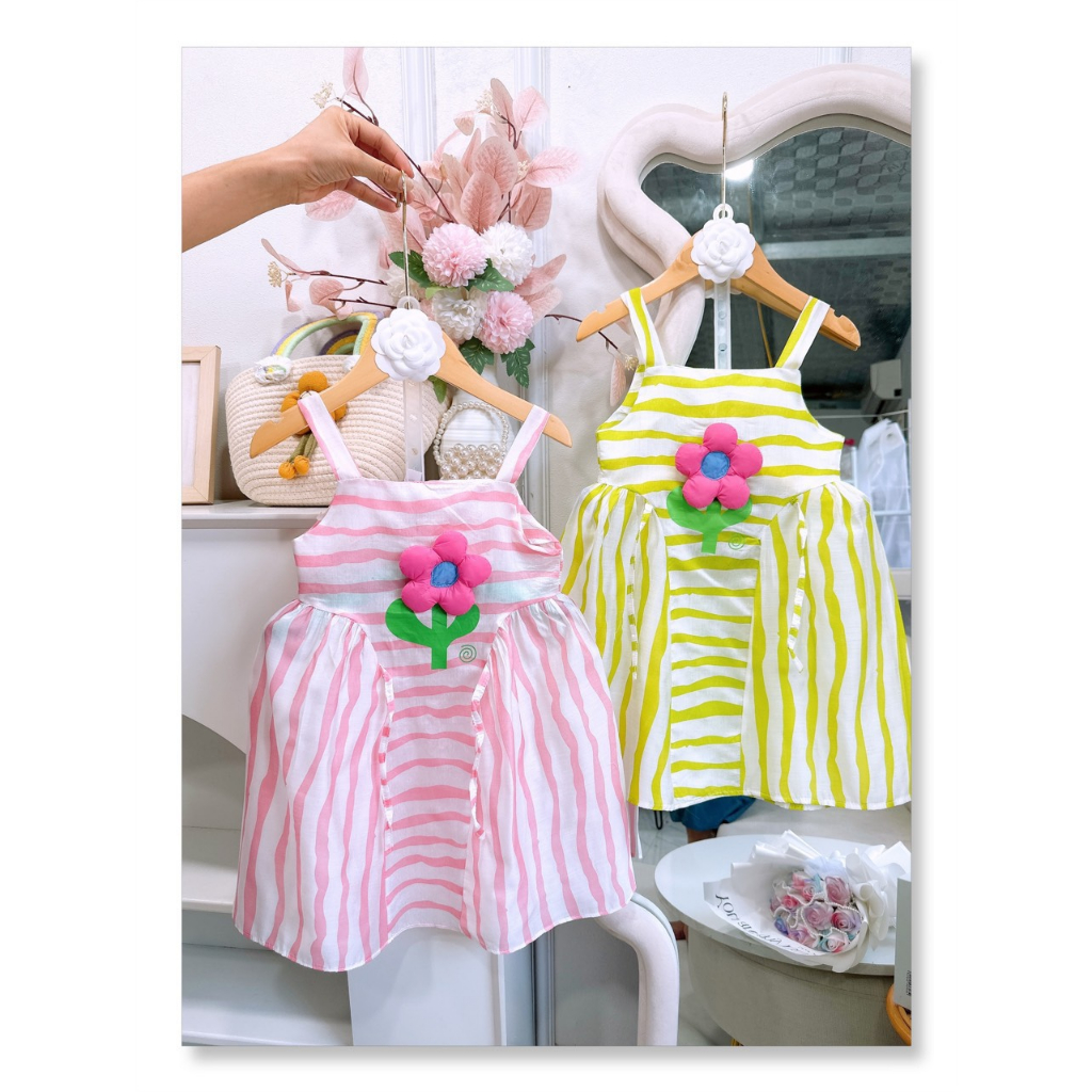 Váy kẻ hoa nổi cúc lưng bé gái