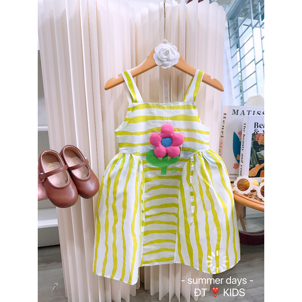 Váy kẻ hoa nổi cúc lưng bé gái