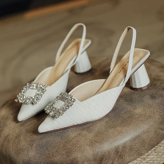 Giày sandal cao gót mũi nhọn lụa sần đá vuông trắng gót trụ 5p