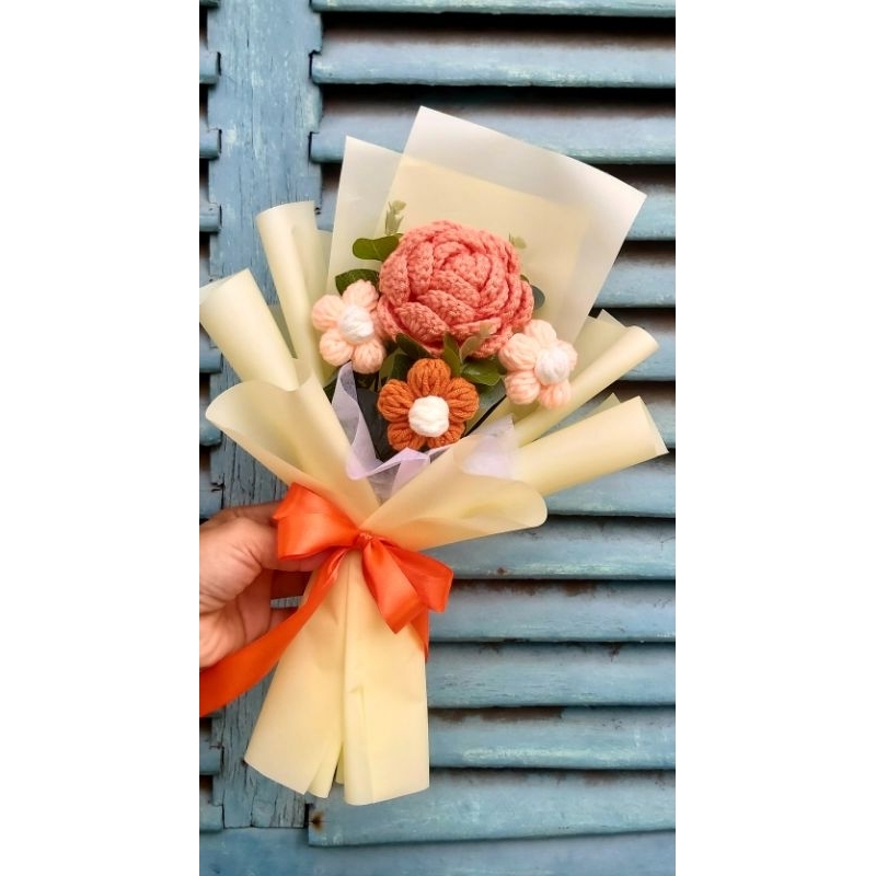 Bó hoa hồng len một bông+ hoa mini+lá táo xanh phối theo yêu cầu