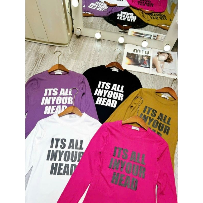 Áo thun tăm cổ tròn in chữ dáng body.