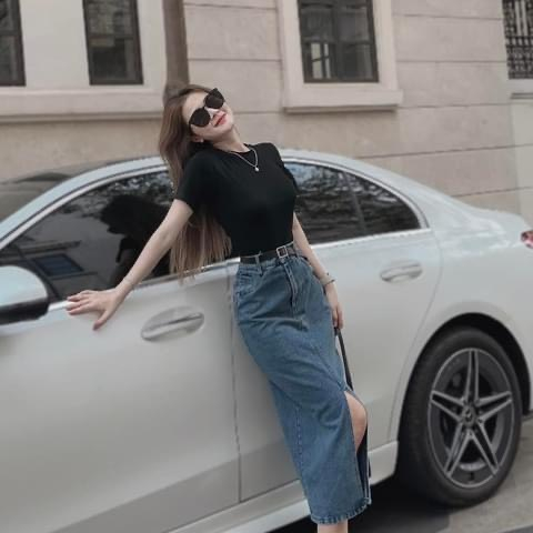 Sét áo thun tay ngắn kèm chân váy jean xẻ đùi cách điệu tạo vẻ đẹp gợi cảm cuốn hút