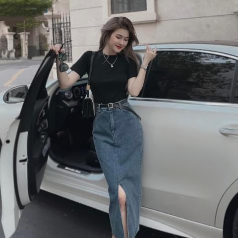 Sét áo thun tay ngắn kèm chân váy jean xẻ đùi cách điệu tạo vẻ đẹp gợi cảm cuốn hút