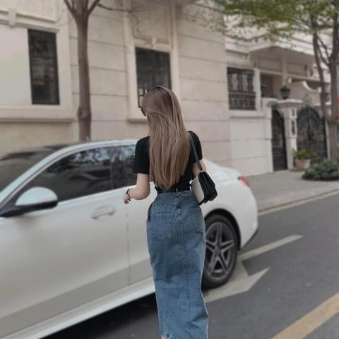 Sét áo thun tay ngắn kèm chân váy jean xẻ đùi cách điệu tạo vẻ đẹp gợi cảm cuốn hút