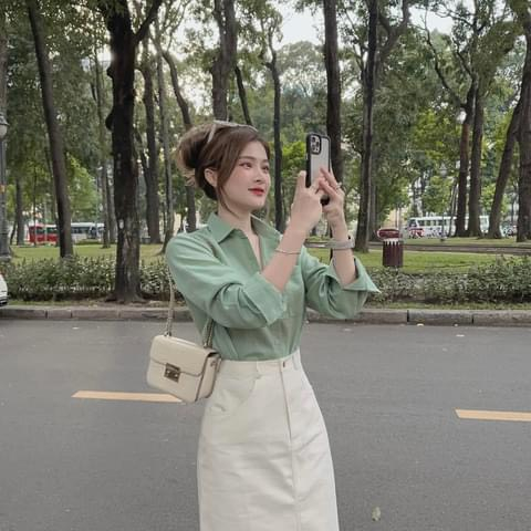 Sét bộ hè công sở chân váy kaki trắng áo sơ mi xanh sang chảnh quyến rũ