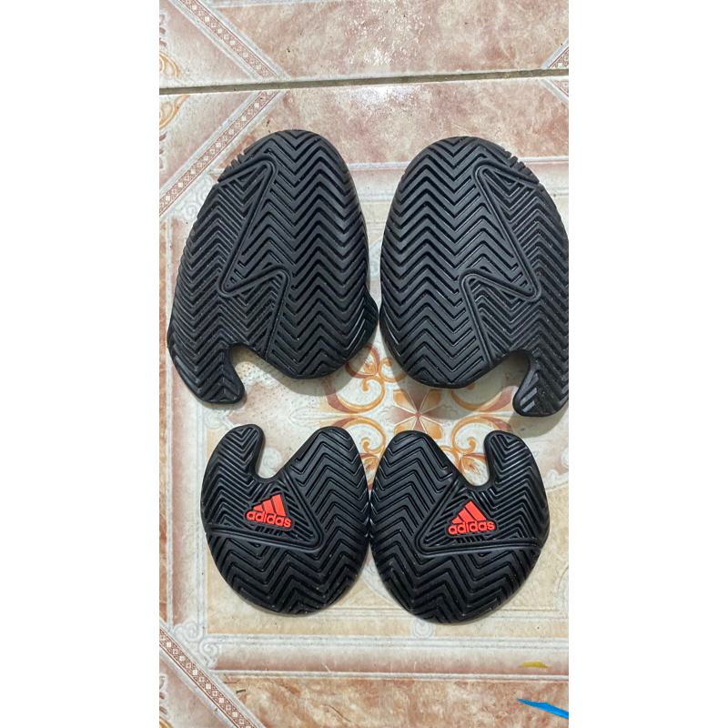 Miếng dán đế giày cày sân bê tông