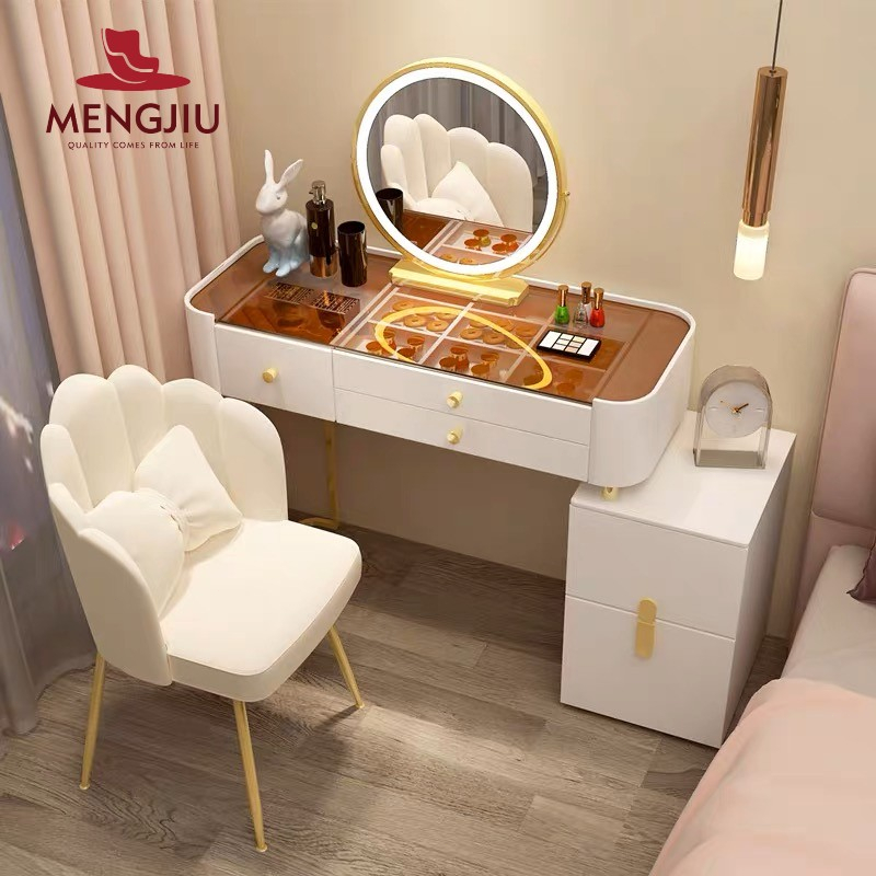 Tủ quần áo có gương và tủ quần áo có thể chứa rất nhiều đồ đạc và ba ngăn kéo