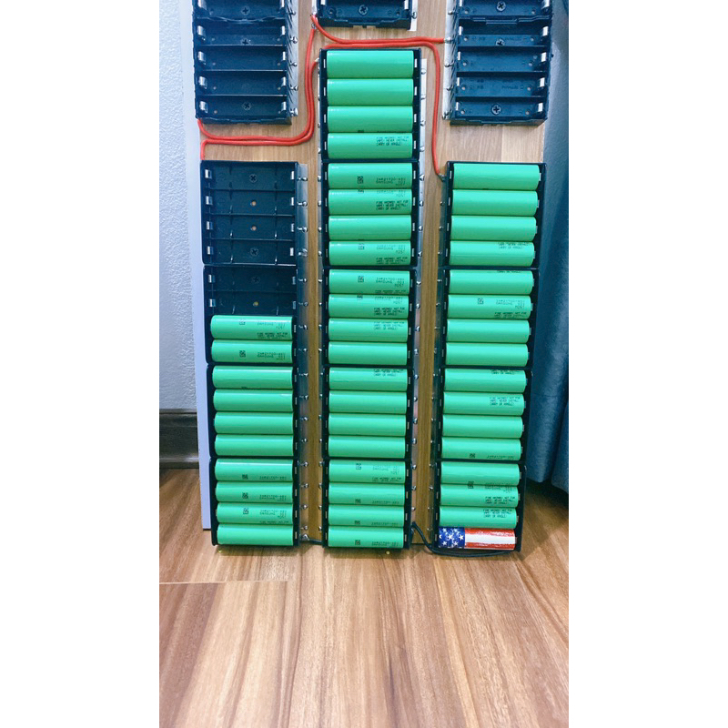 Khay pin 21700 loại 1 và 4 cell