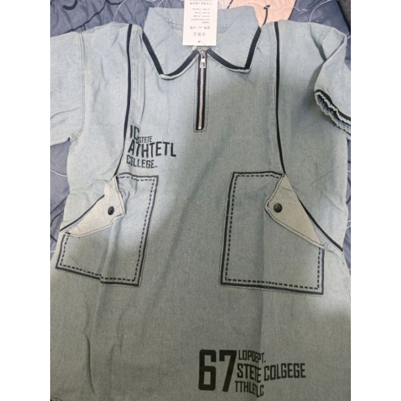 Váy Jean Suông Thêu Viền Cổ Sơ Mi Kéo Khoá Tay Lỡ ,Váy Bò Denim Cổ Polo In Chữ Phối 2 Túi To Form Thụng Rộng Freesize