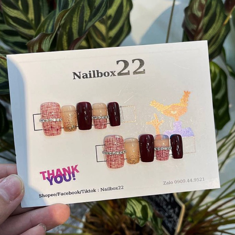 Nailbox  - Móng giả thiết kế Mẫu tone đỏ đô phối kẻ dạ đính dây đá sáng choé 🥰✨