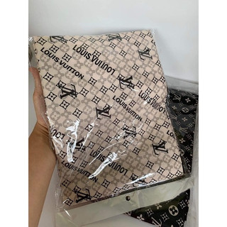 Áo choàng cắt tóc LV