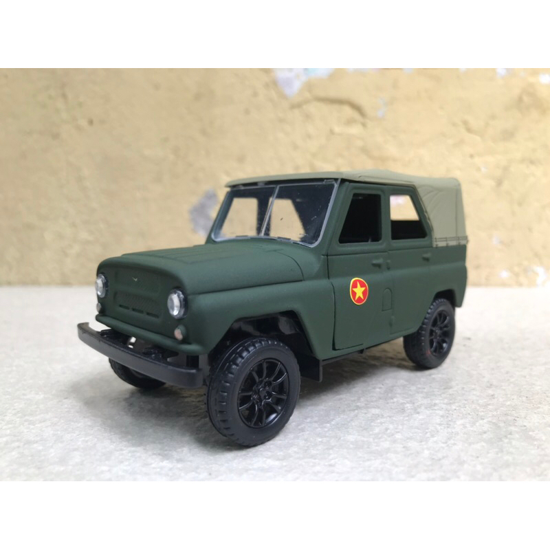 Mô hình xe Quân sự UAZ 469 mui mềm 1:32