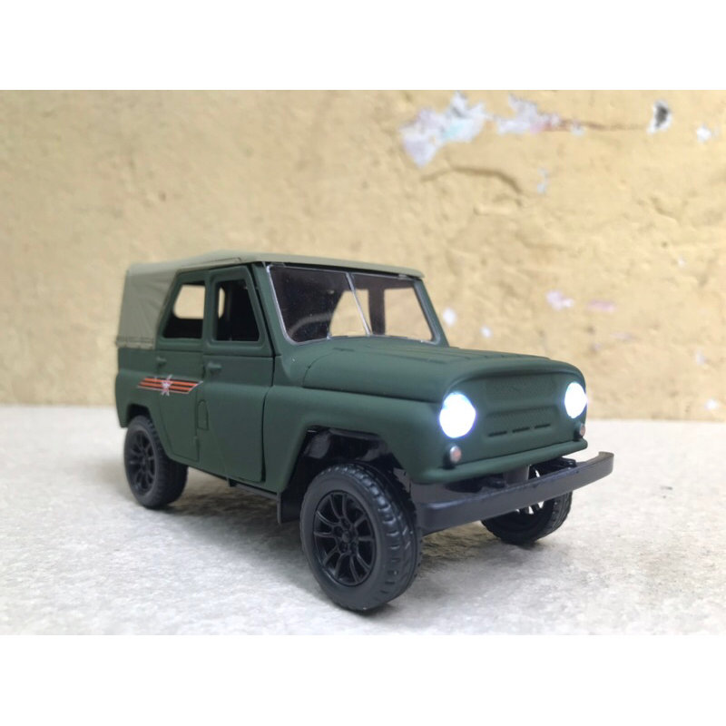 Mô hình xe Quân sự UAZ 469 mui mềm 1:32