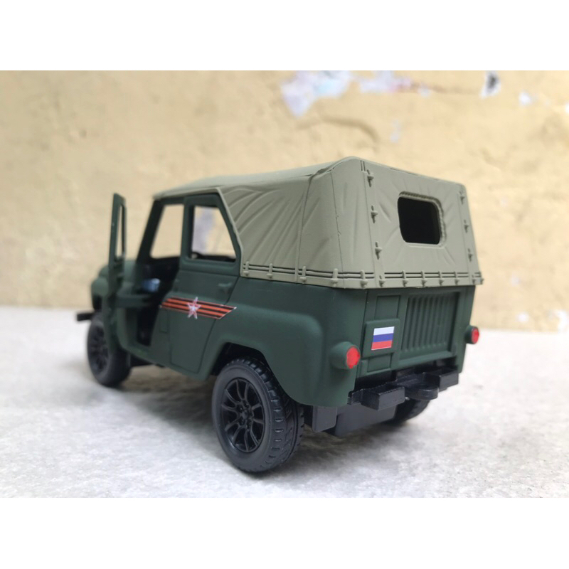 Mô hình xe Quân sự UAZ 469 mui mềm 1:32
