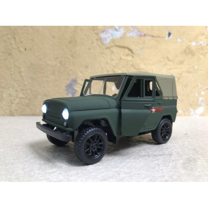 Mô hình xe Quân sự UAZ 469 mui mềm 1:32