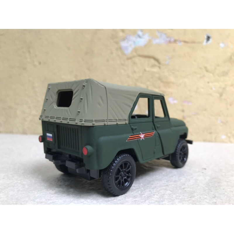 Mô hình xe Quân sự UAZ 469 mui mềm 1:32