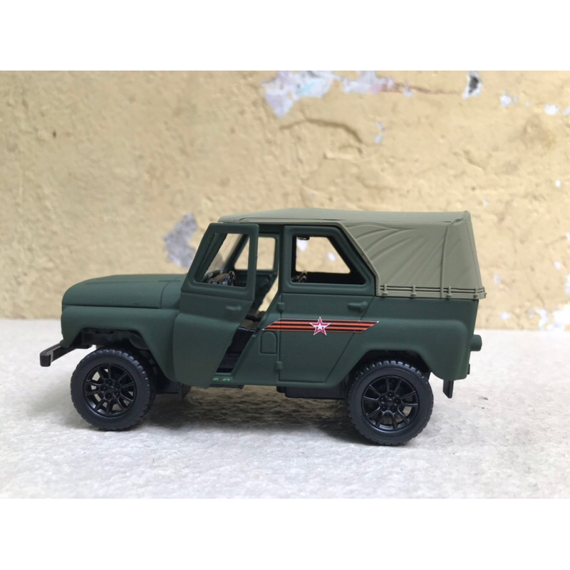 Mô hình xe Quân sự UAZ 469 mui mềm 1:32