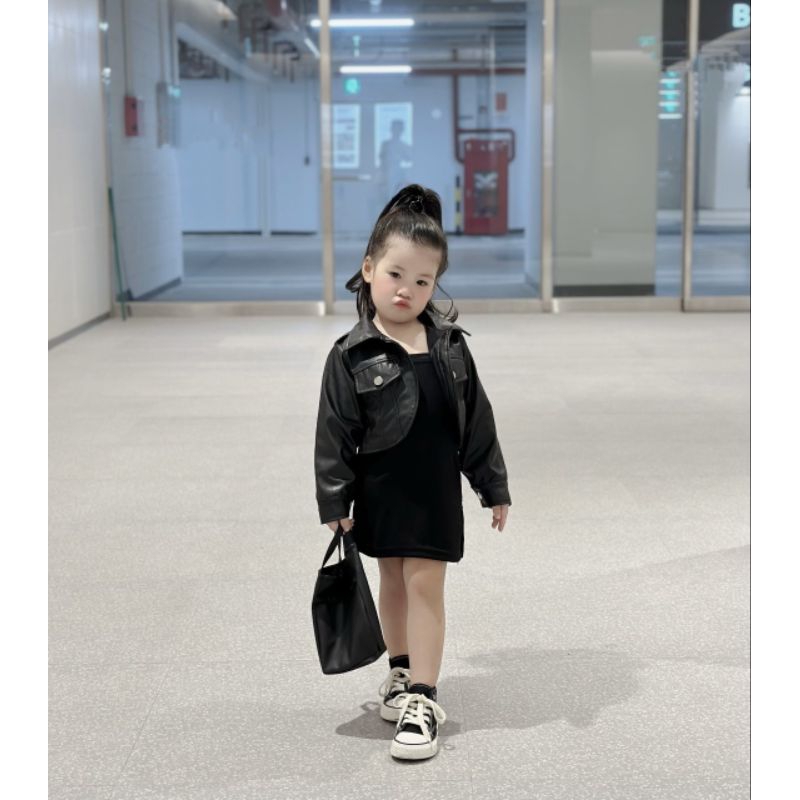 Set 3  chi tiết áo khoác kèm túi da cùng váy body xinh xắn bé gái