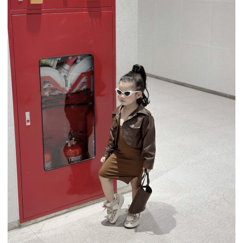 Set 3  chi tiết áo khoác kèm túi da cùng váy body xinh xắn bé gái