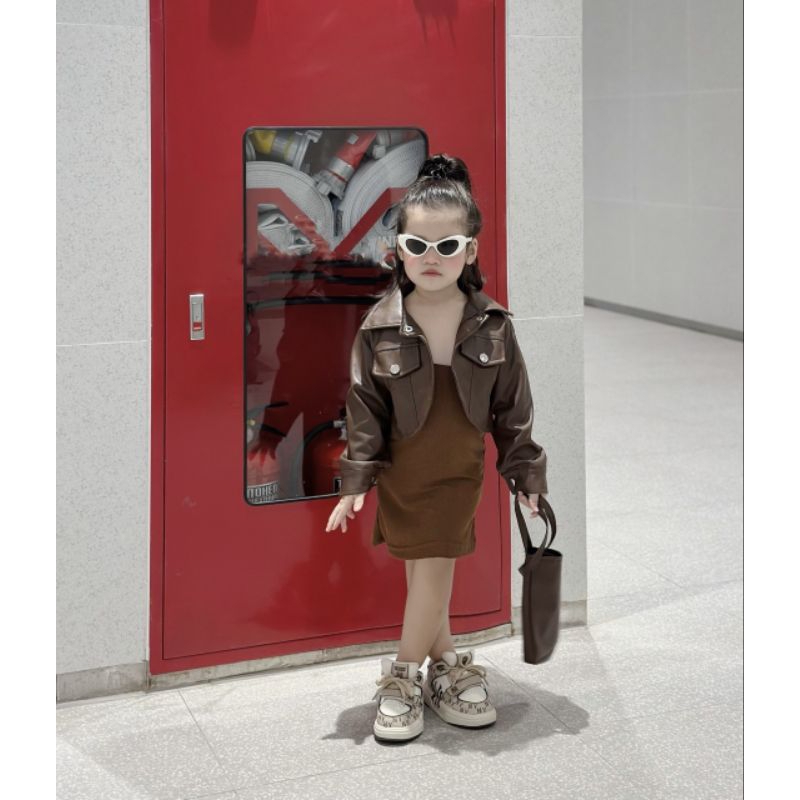 Set 3  chi tiết áo khoác kèm túi da cùng váy body xinh xắn bé gái