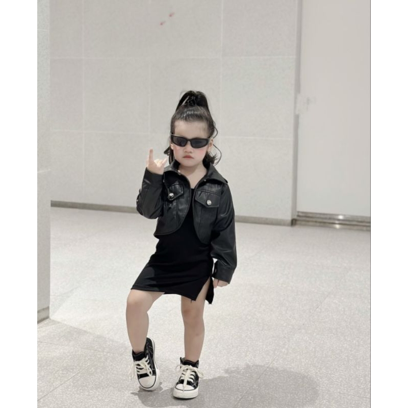 Set 3  chi tiết áo khoác kèm túi da cùng váy body xinh xắn bé gái