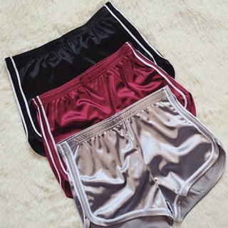 Quần short ôm mông