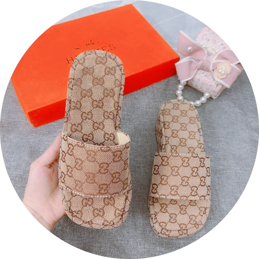 Dép nữ đế xuồng quai bản thêu chữ Gc 5p đơn điệu dễ đi