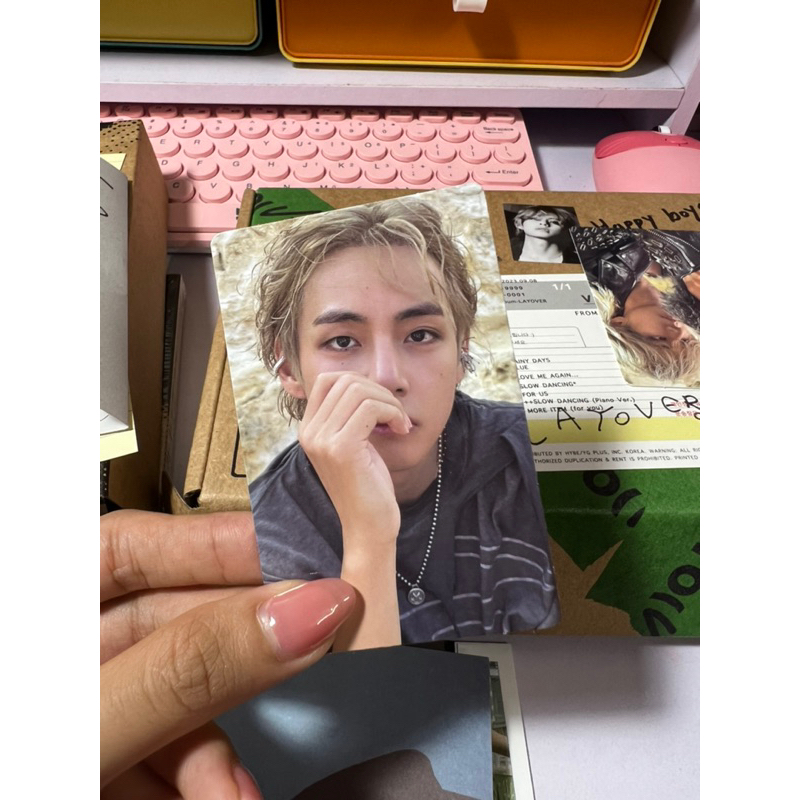 Tách lẻ photocard, album rỗng V Layover BTS