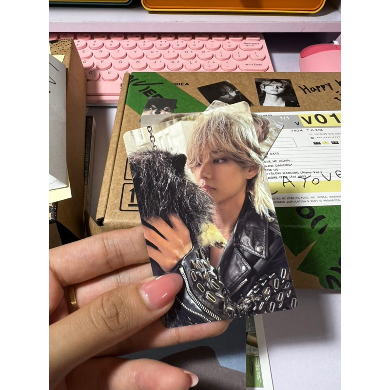 Tách lẻ photocard, album rỗng V Layover BTS