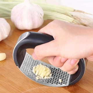 Dụng cụ dập nghiền tỏi ớt cầm tay Inox cán đen tiện lợi đa năng