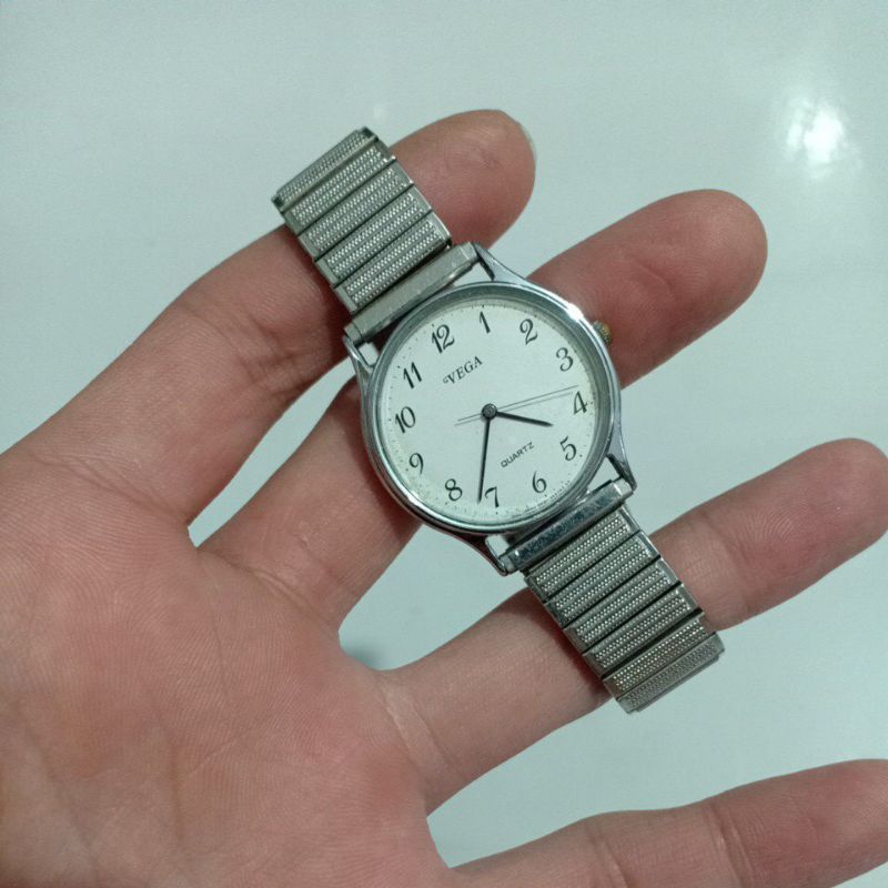 Đồng hồ nam nữ si nhật hiệu VEGA dây chun màu bạc độ mới 85% phù hợp nam tay nhỏ với nữ tay to