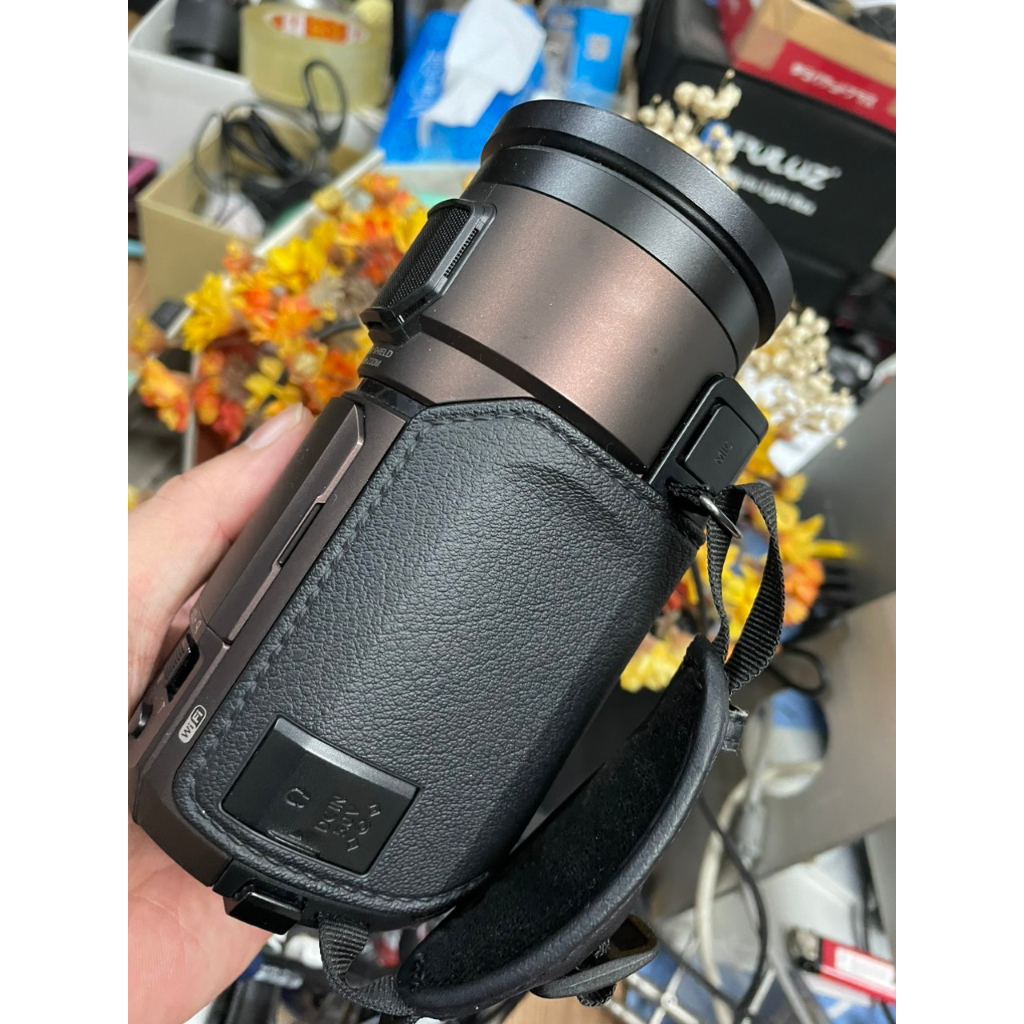 Máy quay phim Panasonic HC-VX1M quay 4K