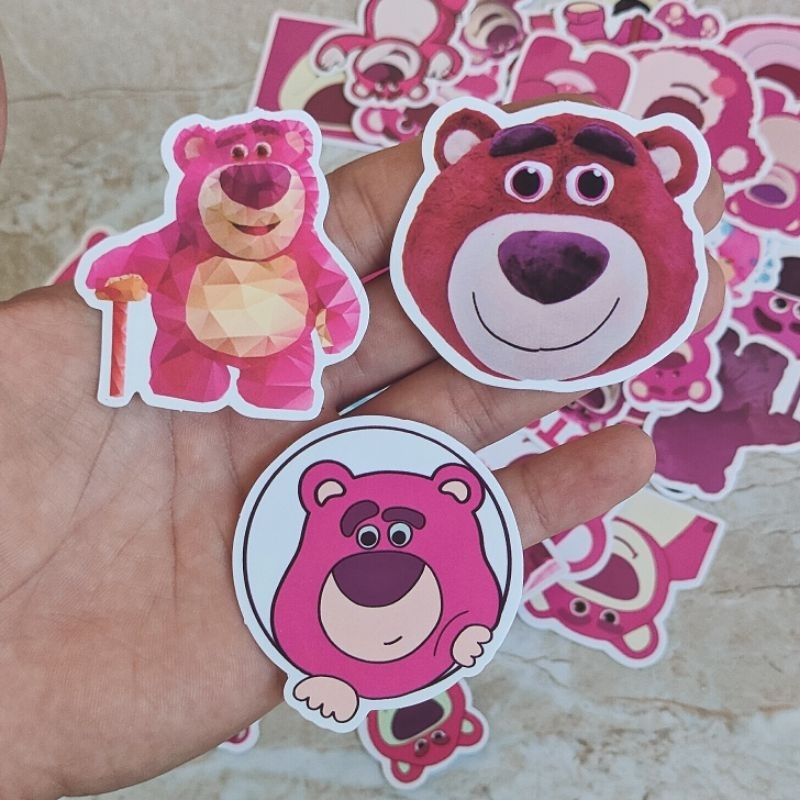 Bộ 50/100 hình dán sticker gấu dâu Lotso cute cho bé dán điện thoại, vali, laptop, mũ bảo hiểm, chất liệu decal cao cấp
