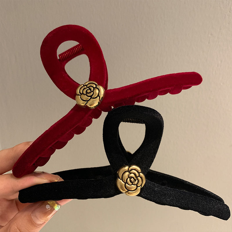 Kẹp Tóc Chéo Nhung Đính Hoa Trà Sang Chảnh
