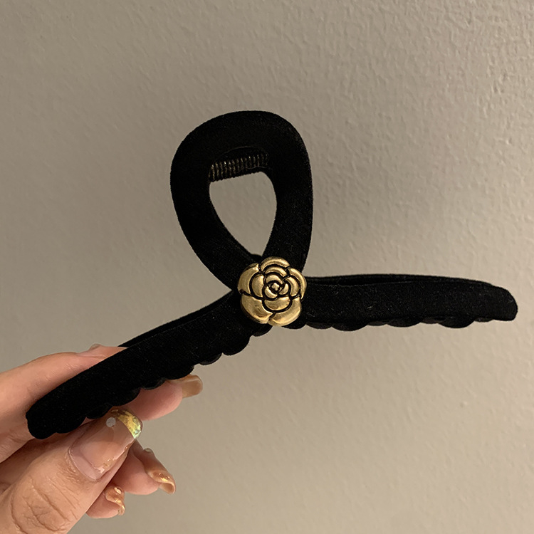 Kẹp Tóc Chéo Nhung Đính Hoa Trà Sang Chảnh