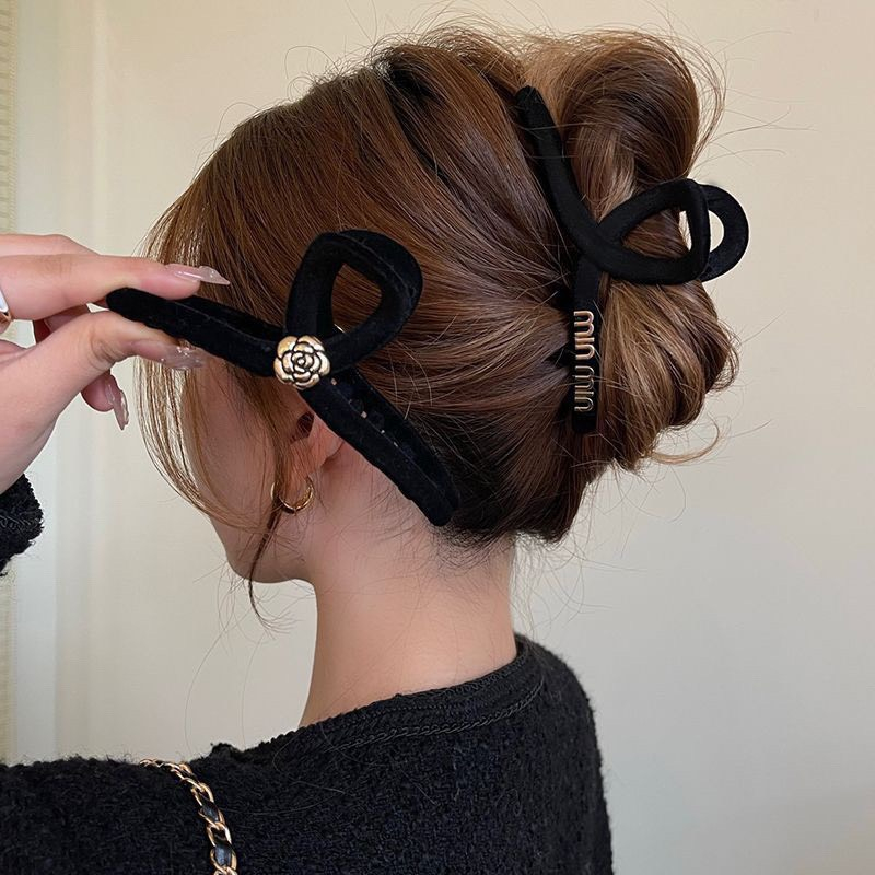 Kẹp Tóc Chéo Nhung Đính Hoa Trà Sang Chảnh