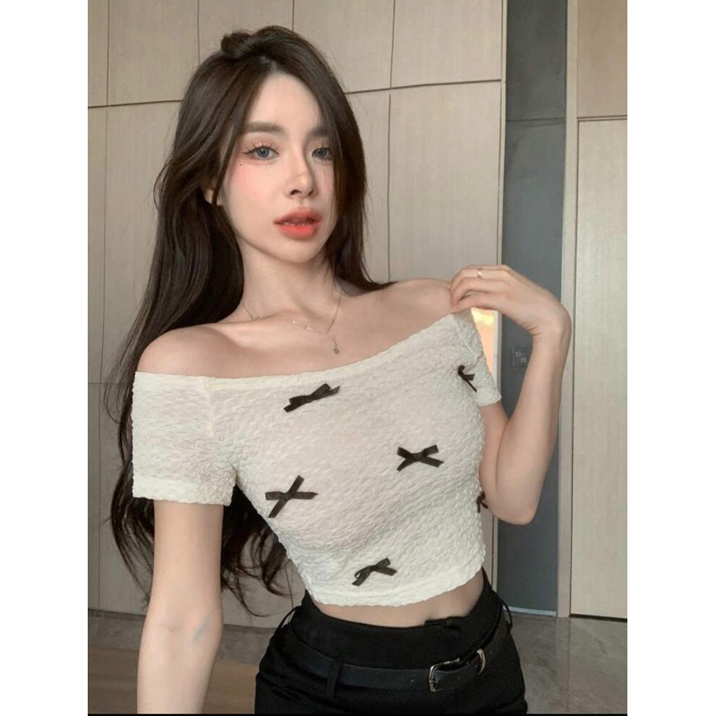 Áo croptop vải xốp trễ vai đính nơ