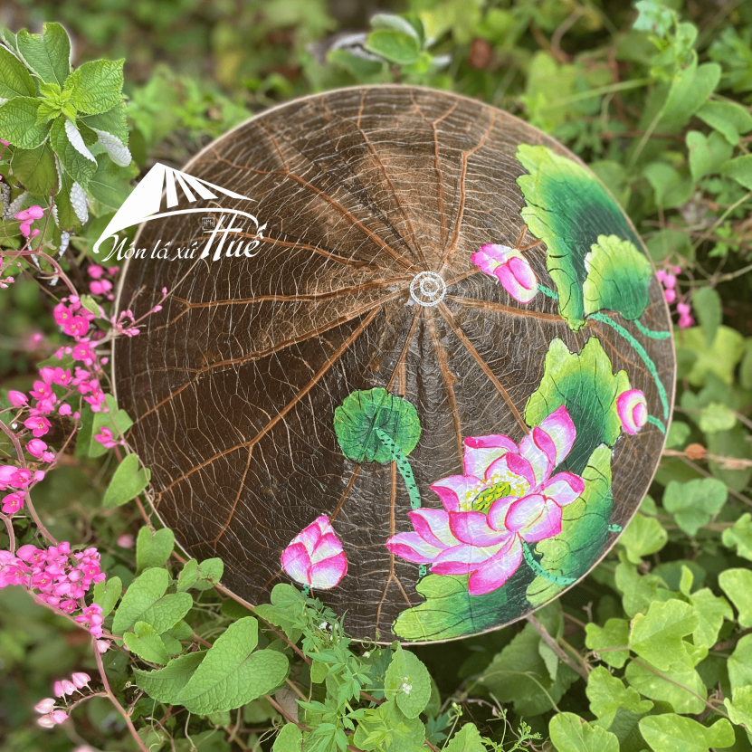 Nón lá sen xứ Huế