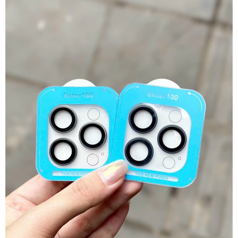 Dán lens bảo vệ camera PVD 2 tầng Iphone 15 Pro, 15 Pro Max có khung trợ dán hãng KUZOOM chống loá siêu nét