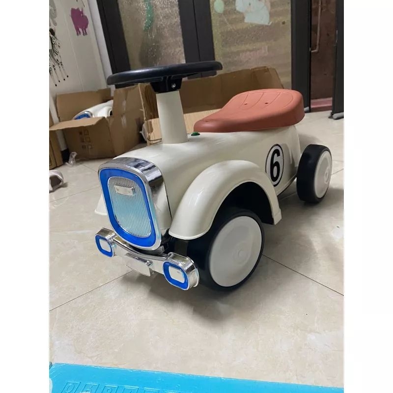 Ô tô chòi chân có nhạc và đèn phát sáng.