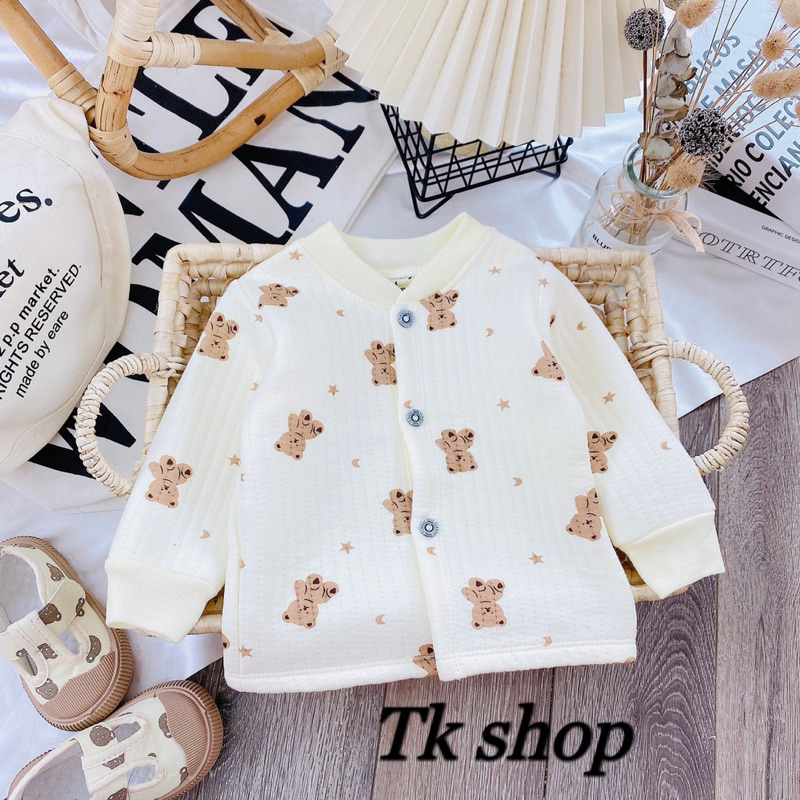 Áo dài tay xốp trần bông nền kem hoạ tiết siêu xinb cho bé