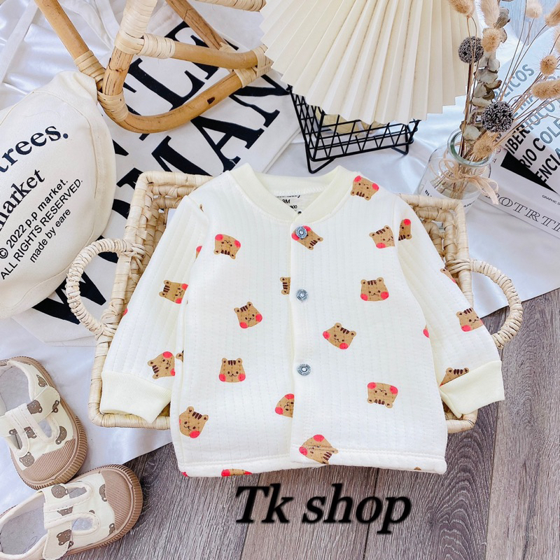 Áo dài tay xốp trần bông nền kem hoạ tiết siêu xinb cho bé