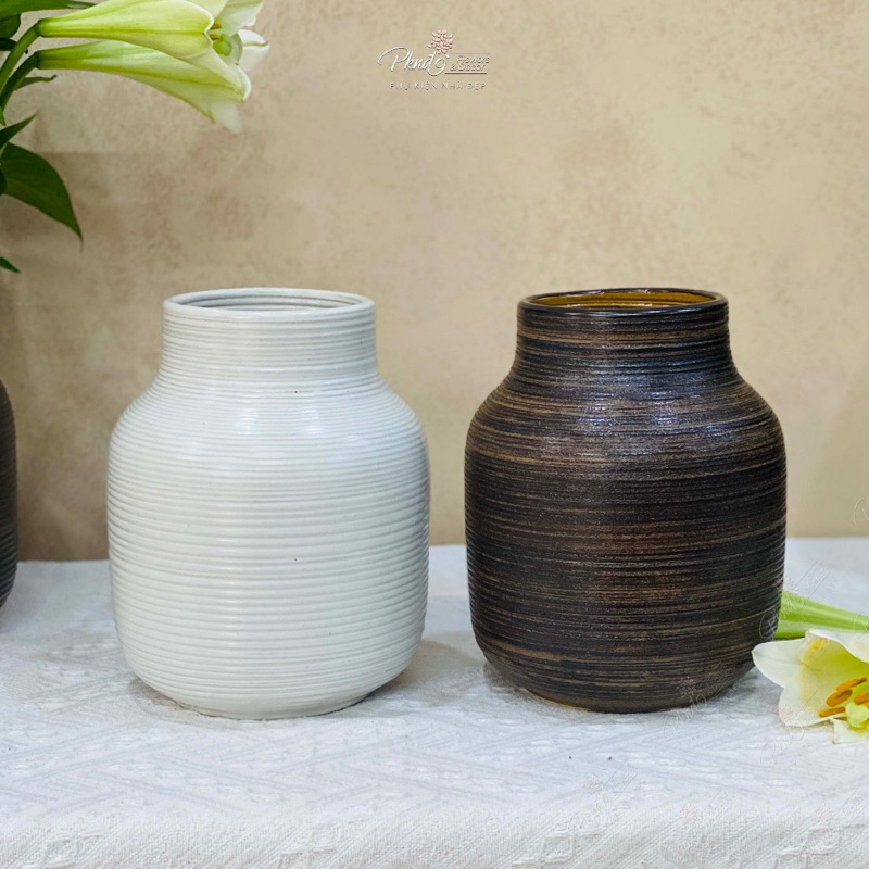 Lọ hoa decor gốm sứ Bát Tràng vân ganh men trắng và nâu mộc dáng bóng đèn