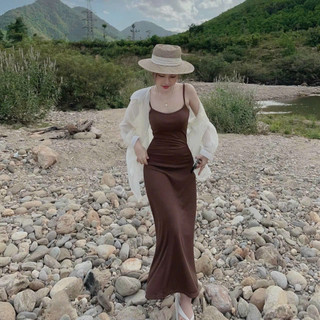 Sét váy body 2 dây dáng dài màu nâu và màu đen phối áo sơ mi voan trắng dài tay mặc đi biển đi chơi