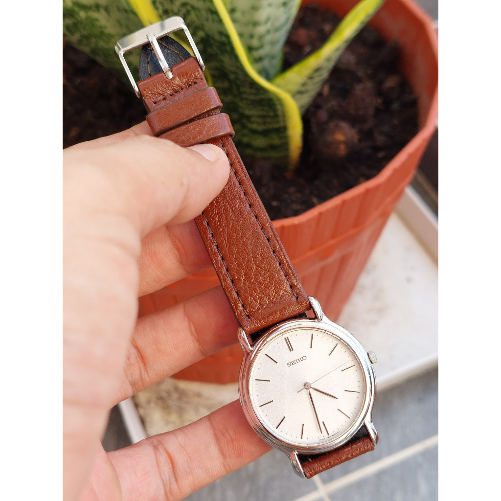 Đồng hồ nữ Seiko mặt cát trắng kính saphia chạy pin hàng Si