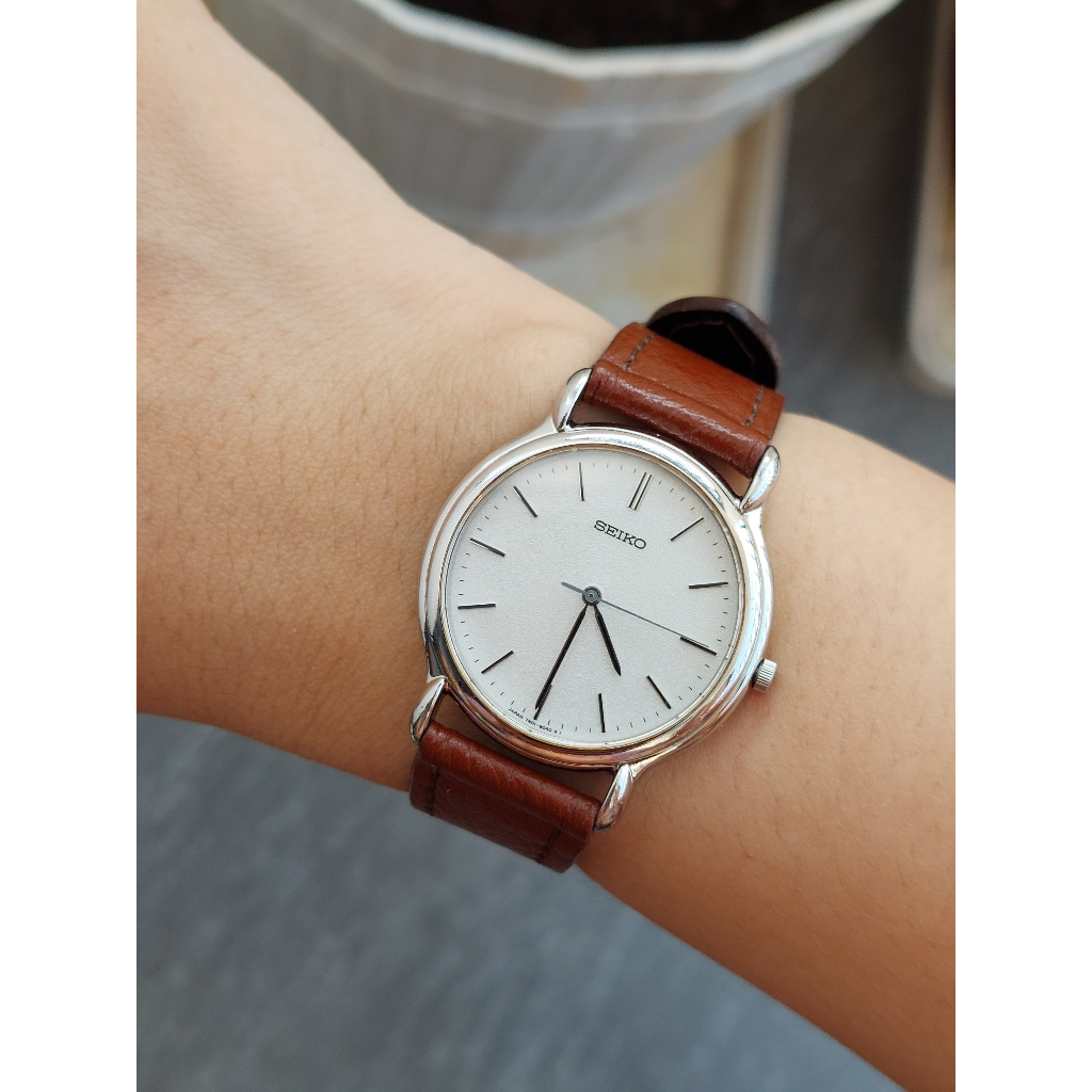 Đồng hồ nữ Seiko mặt cát trắng kính saphia chạy pin hàng Si