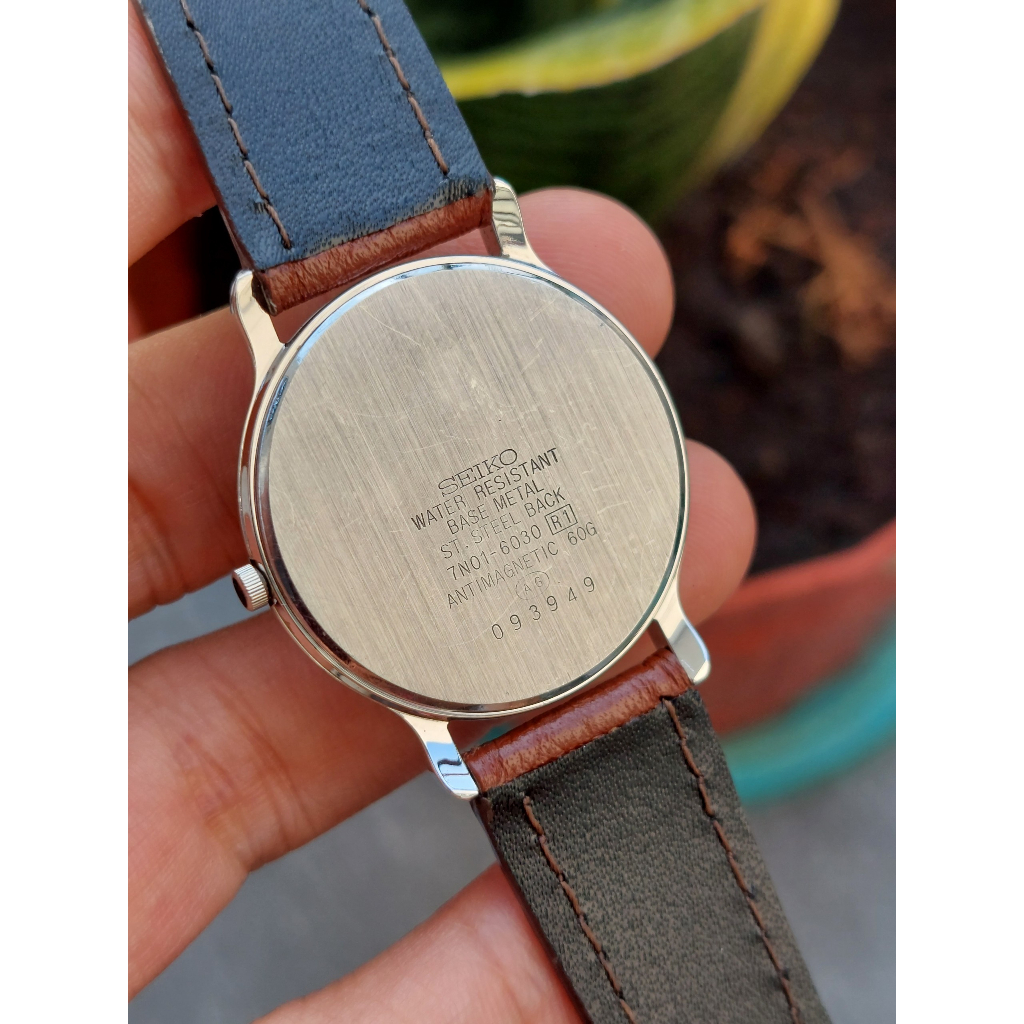 Đồng hồ nữ Seiko mặt cát trắng kính saphia chạy pin hàng Si