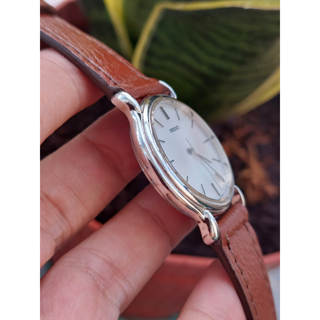 Đồng hồ nữ Seiko mặt cát trắng kính saphia chạy pin hàng Si