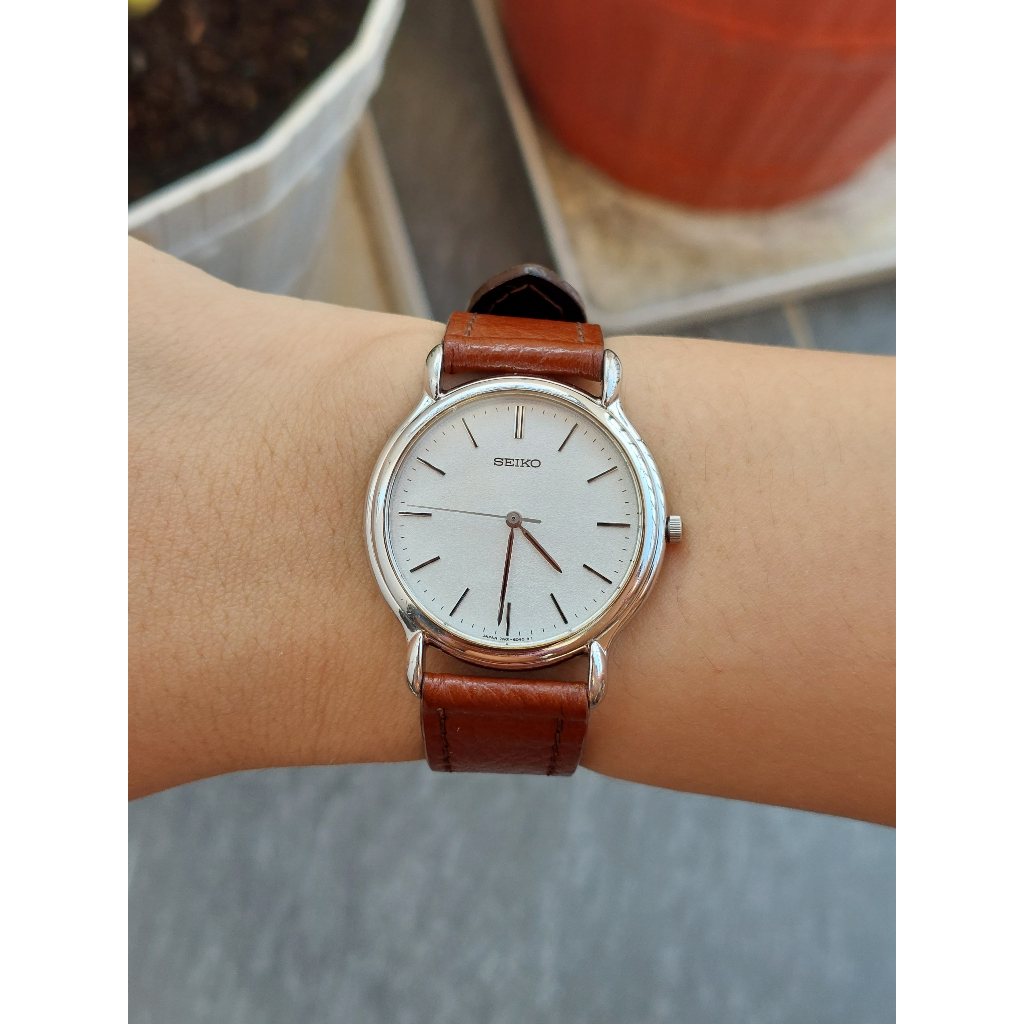 Đồng hồ nữ Seiko mặt cát trắng kính saphia chạy pin hàng Si